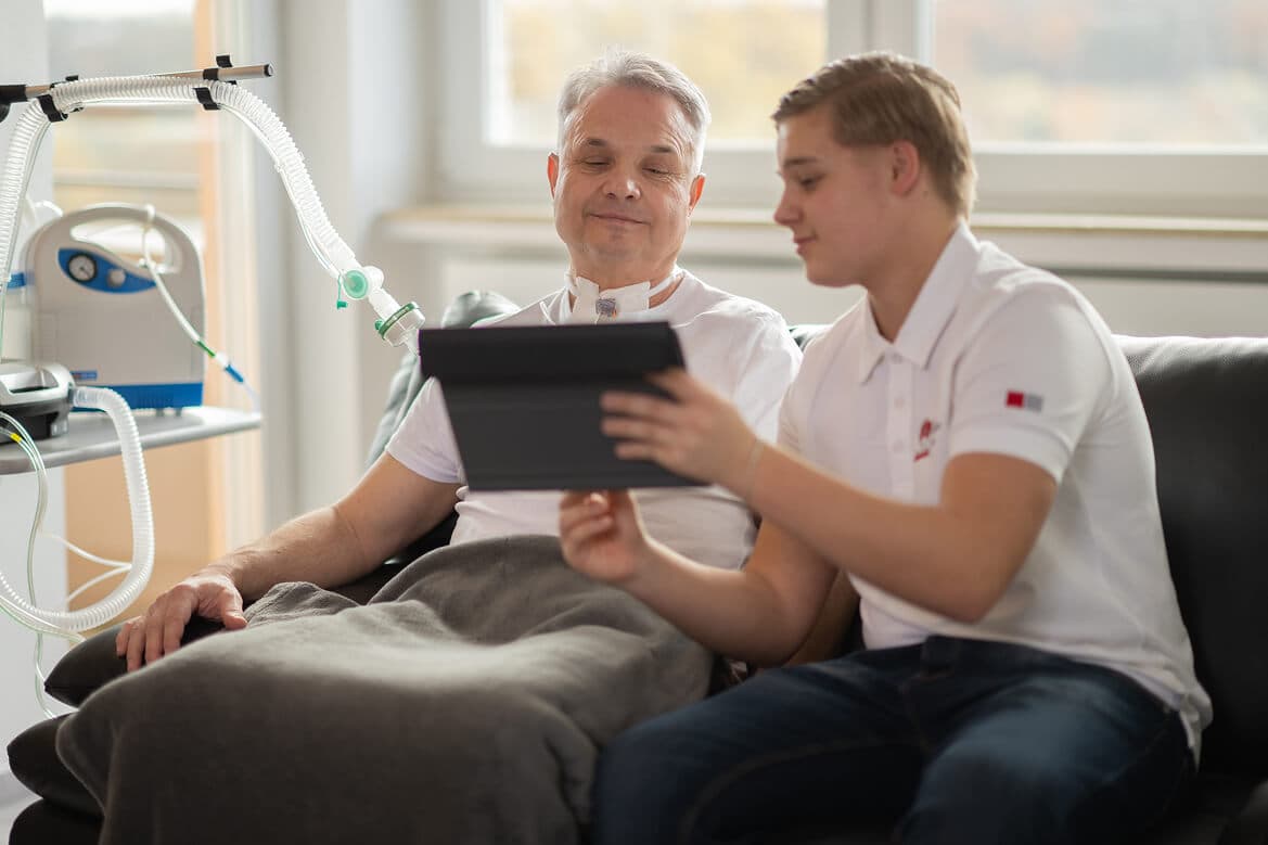 Pflegefachkraft mit Patienten.